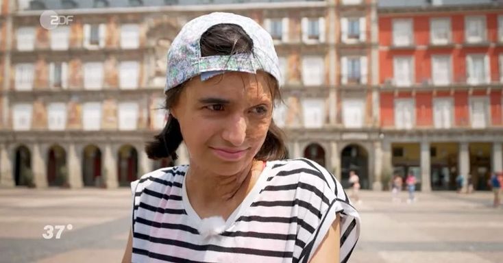 Lena, das Gesicht etwas verziehend (wegen der Sonne), mit Kappie in Madrid. 
